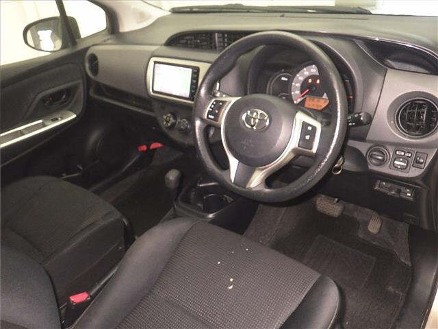 TOYOTA VITZ 2014