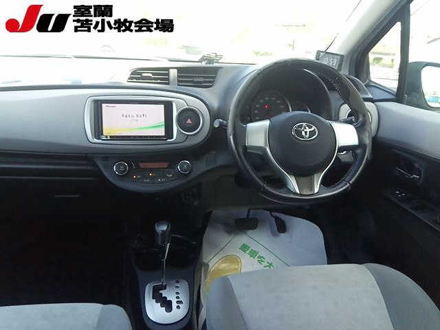 TOYOTA VITZ 2011
