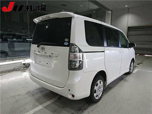 TOYOTA VOXY 2009