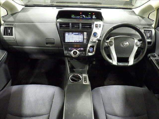 TOYOTA PRIUS ALPHA 2011