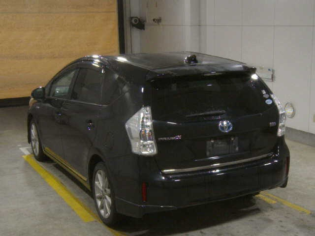 TOYOTA PRIUS ALPHA 2011