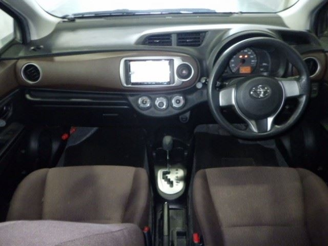 TOYOTA VITZ 2011