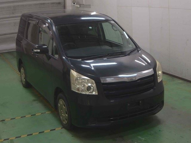 TOYOTA NOAH 2010