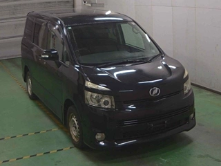 TOYOTA VOXY 2010