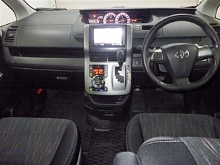 TOYOTA VOXY 2012