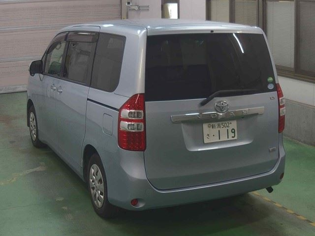 TOYOTA NOAH 2012