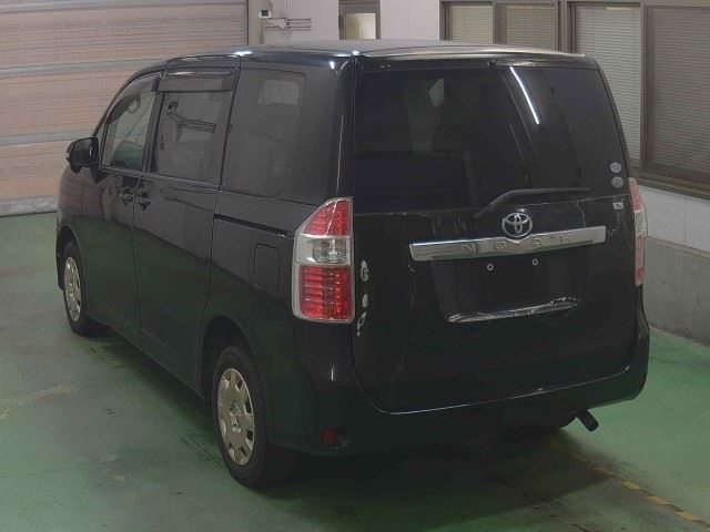 TOYOTA NOAH 2010