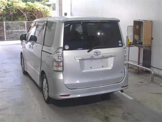 TOYOTA VOXY 2010