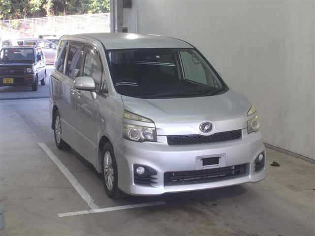 TOYOTA VOXY 2010