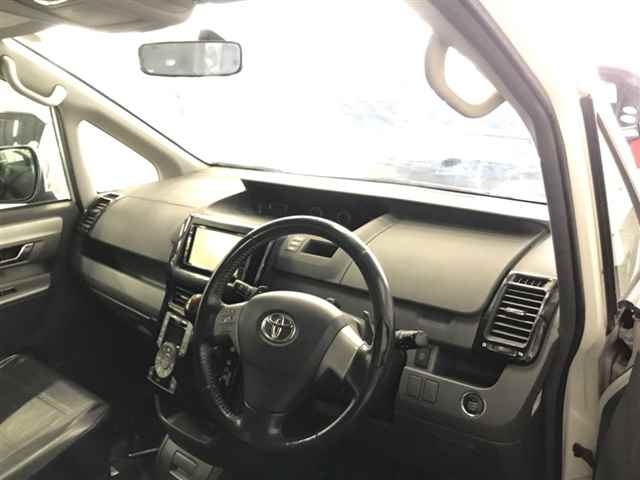 TOYOTA VOXY 2009