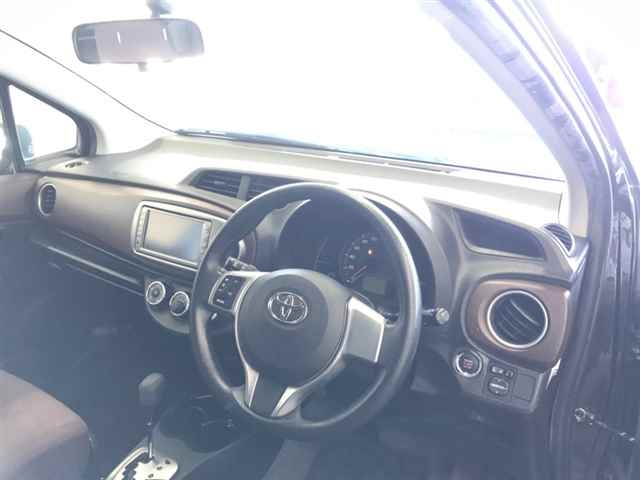 TOYOTA VITZ 2011