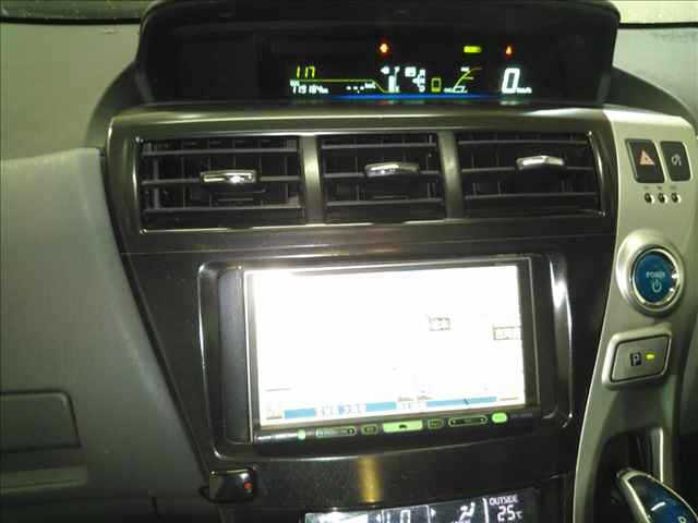 TOYOTA PRIUS ALPHA 2011