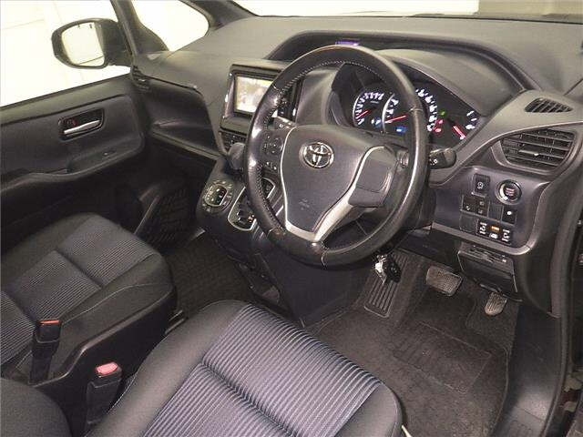 TOYOTA VOXY 2017