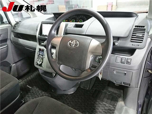 TOYOTA VOXY 2010