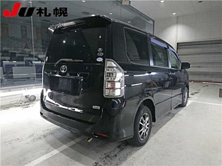 TOYOTA VOXY 2010