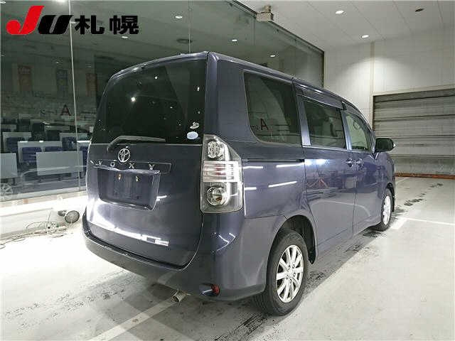 TOYOTA VOXY 2010