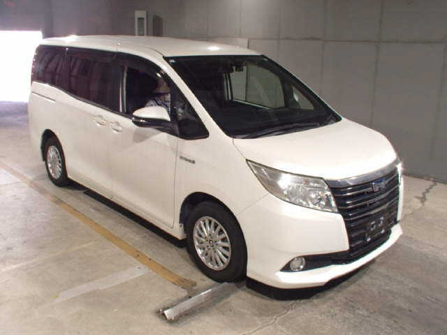 TOYOTA NOAH 2015