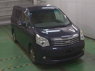 TOYOTA NOAH 2010