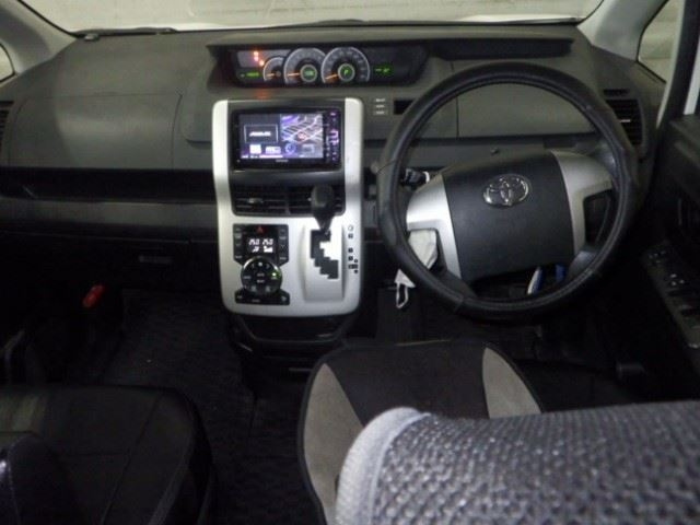 TOYOTA VOXY 2011