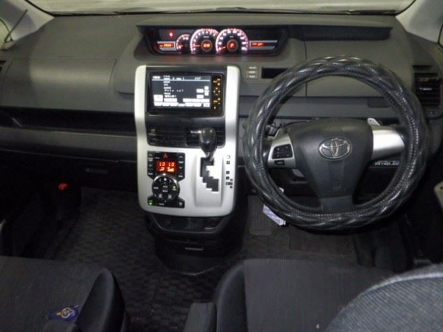 TOYOTA VOXY 2010