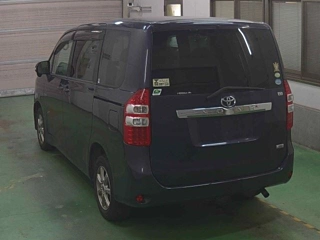 TOYOTA NOAH 2010
