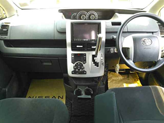 TOYOTA VOXY 2012