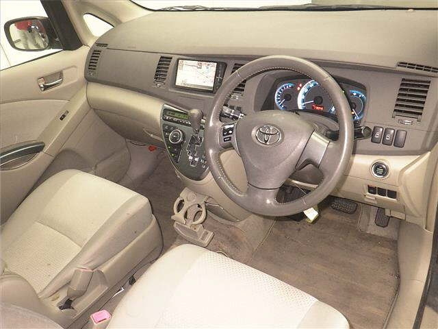 TOYOTA ISIS 2010