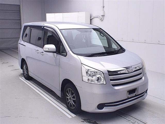 TOYOTA NOAH 2010