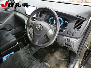 TOYOTA ISIS 2010