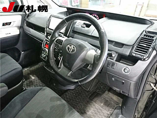 TOYOTA VOXY 2010