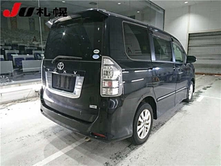 TOYOTA VOXY 2010