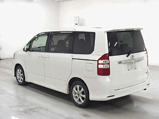 TOYOTA NOAH 2011