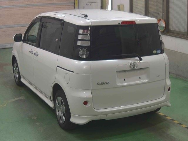 TOYOTA SIENTA 2010
