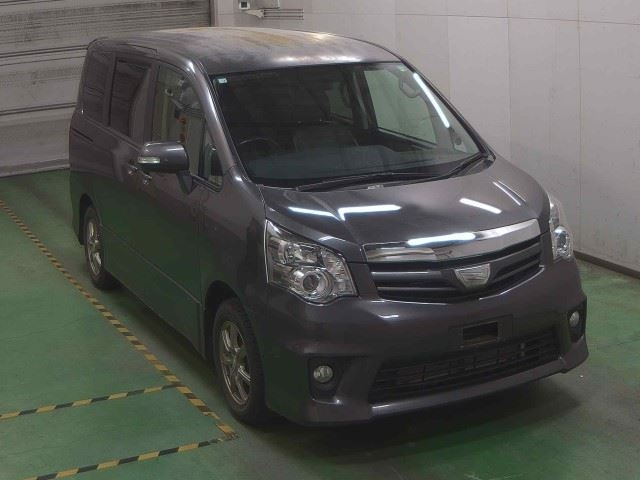 TOYOTA NOAH 2010