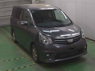 TOYOTA NOAH 2010