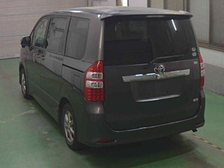 TOYOTA NOAH 2010