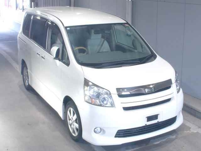 TOYOTA NOAH 2010