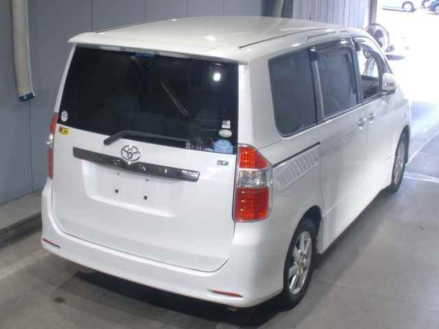 TOYOTA NOAH 2010