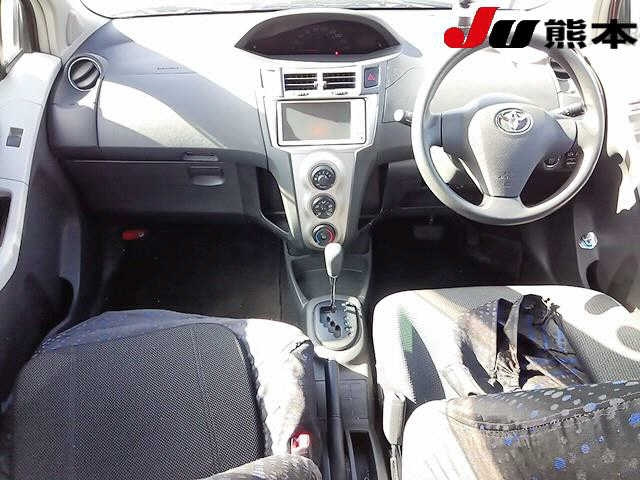 TOYOTA VITZ 2010