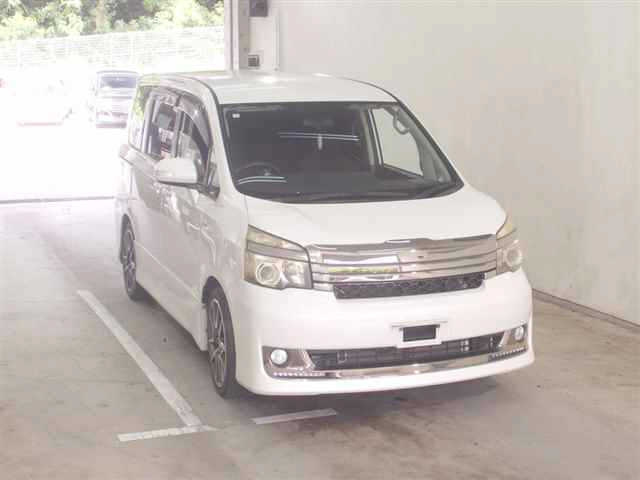 TOYOTA VOXY 2010