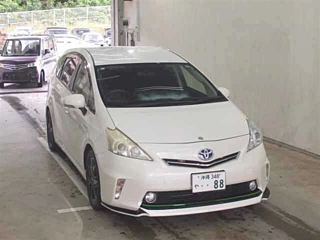 TOYOTA PRIUS ALPHA 2013