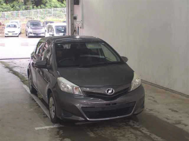 TOYOTA VITZ 2013