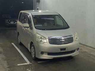 TOYOTA NOAH 2011