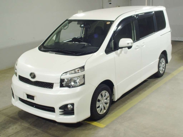 TOYOTA VOXY 2013