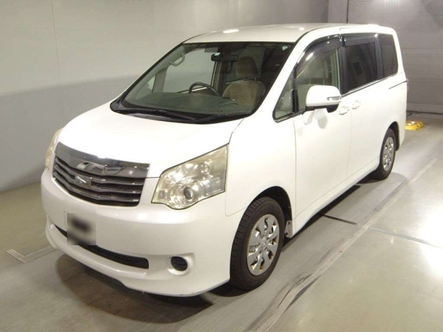 TOYOTA NOAH 2010