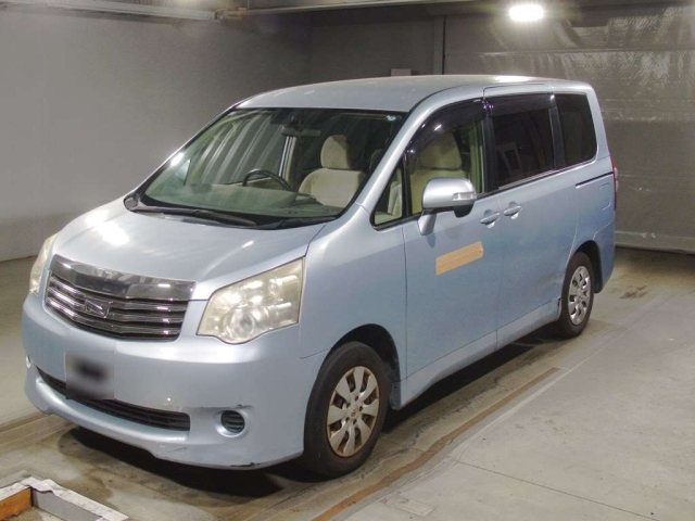 TOYOTA NOAH 2011