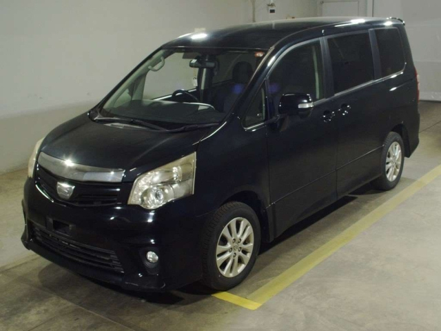 TOYOTA NOAH 2011