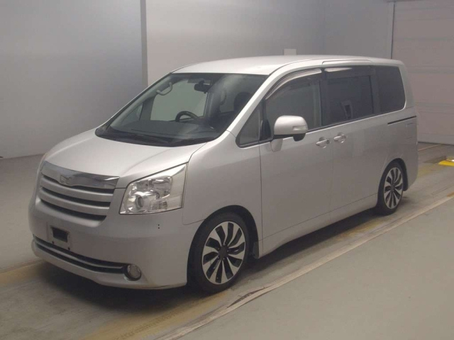 TOYOTA NOAH 2010
