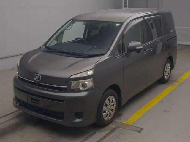 TOYOTA VOXY 2010
