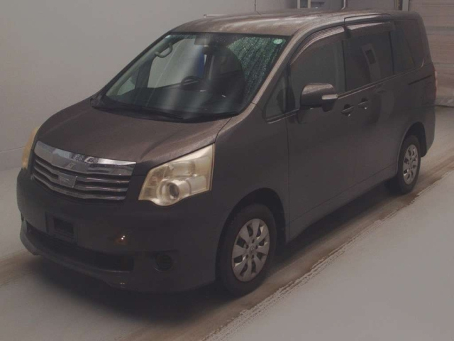 TOYOTA NOAH 2011